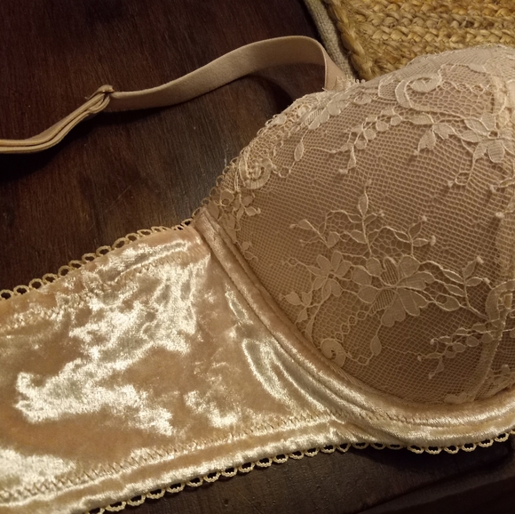 Like new Victoria secret velvet lace bra - Picture 3 of 10